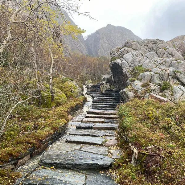 Stone trail integrated into a mountainous landscape, featuring sustainable path design, natural drainage and surrounding rocky terrain.